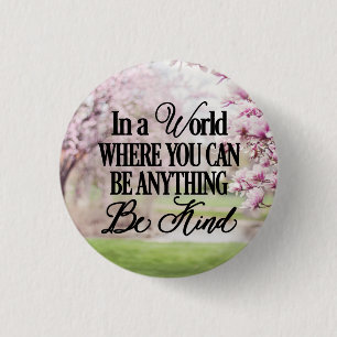 In een wereld waar je alles kunt zijn - wees aardi ronde button 3,2 cm