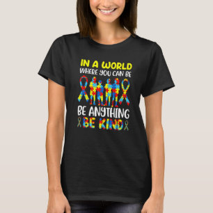In een wereld waar je alles kunt zijn, wees vriend t-shirt