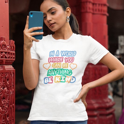 In een wereld waar je alles kunt zijn, wees vriend t-shirt