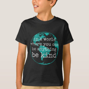 In een wereld waar je alles kunt zijn, wees vriend t-shirt