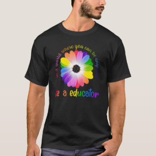In een wereld waar je iets kunt zijn als opvoeders t-shirt