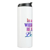 In een wereld waar je iets kunt zijn... Wees aardi Thermosbeker (Gedraaid links)