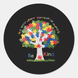 In een wereld waar Wees vriendelijk Autisme Bewust Ronde Sticker