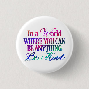 In een wereld waarin je alles kan zijn.. Wees Aard Ronde Button 3,2 Cm