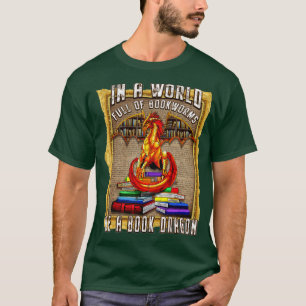 In een wereldbol vol boekenformaten zijn boekdraak t-shirt