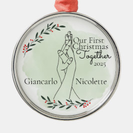 In elkaar grijpende handen eerste kerst samen metalen ornament