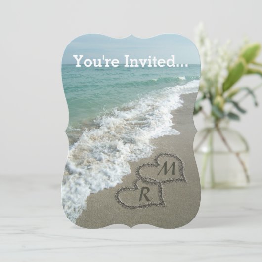 In elkaar grijpende harten op strandzand kaart (Staand voorkant)