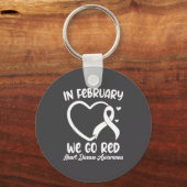 In February We Go Red Heart Disease Awareness Mont Sleutelhanger (Voorkant)