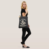 In Finance vertrouwen we Tote Bag (Op model)