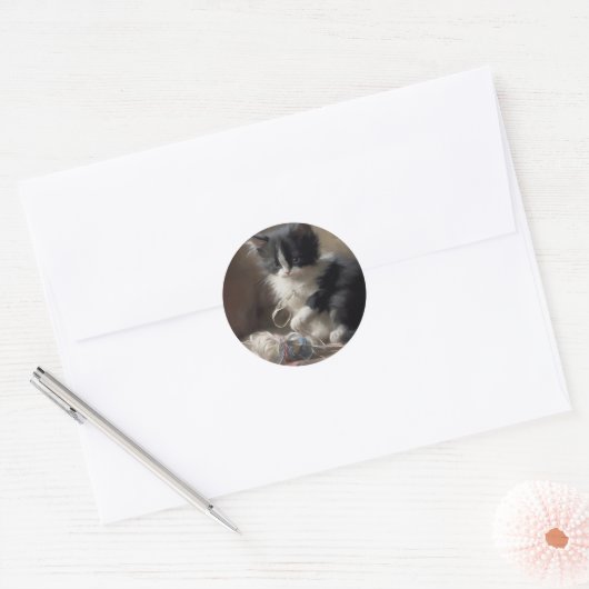In Fun Black en White Kitten Ronde Sticker (Envelop)