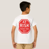 In gevaar, blijf alsjeblieft terug social distanci t-shirt (Achterkant volledig)