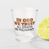 In God vertrouwen we alle anderen dat we polygrafe Shot Glas (Voorkant)