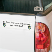 In God vertrouwen we, alle anderen die we bewaken Bumpersticker (Op Truck)
