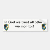 In God vertrouwen we, alle anderen die we bewaken Bumpersticker (Voorkant)