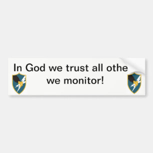 In God vertrouwen we, alle anderen die we bewaken Bumpersticker