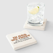 In God vertrouwen we. Alle anderen hebben een poly Stenen Onderzetter (Zijkant)