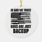 In godsnaam, we vertrouwen erop dat Pistolen Ameri Keramisch Ornament (Voorkant)