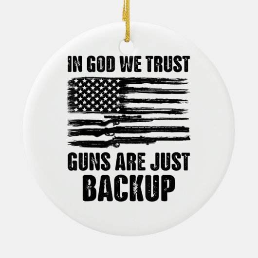 In godsnaam, we vertrouwen erop dat Pistolen Ameri Keramisch Ornament (Achterkant)