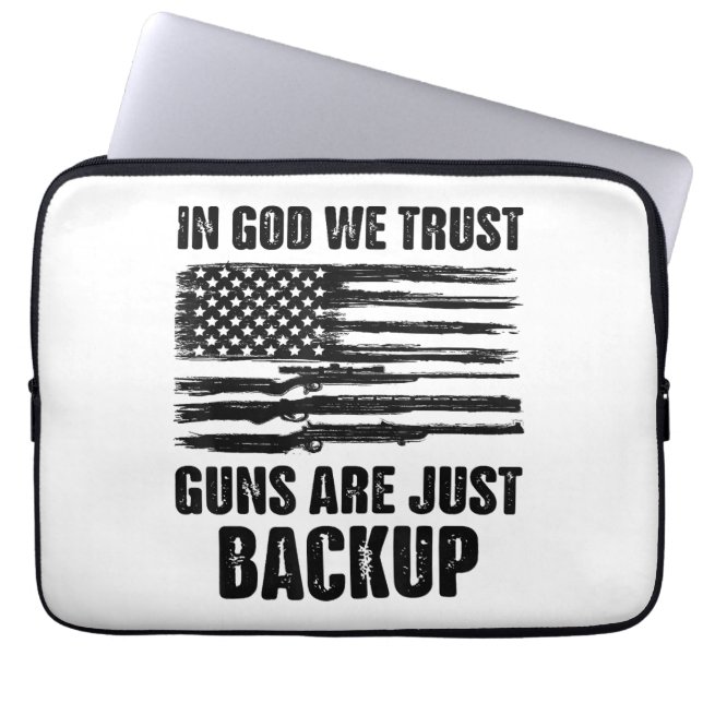 In godsnaam, we vertrouwen erop dat Pistolen Ameri Laptop Sleeve (Voorkant)