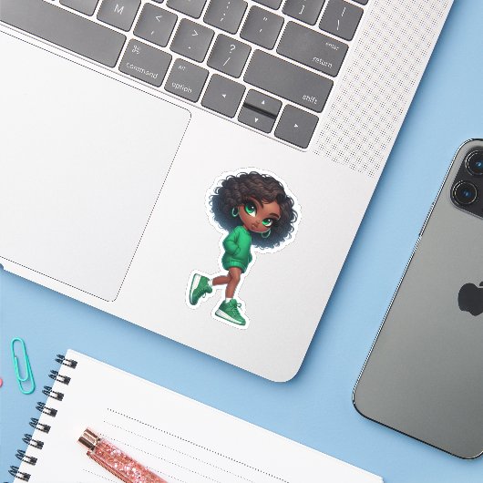  in groen schattig zwart chibi meisje sticker (Laptop met iPhone)