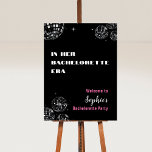 In haar tijd Bachelorette Party Welkomstbord Poster<br><div class="desc">Vier de aanstaande bruid met onze chique "In Her Era Bachelorette Party Welcome Sign", een knipoog naar haar unieke stijl en de reis die voor ons ligt. Het teken is aangepast om de bruid te eren om te zijn, met een gedurfde typografie om de energie en mode van haar bepalende...</div>