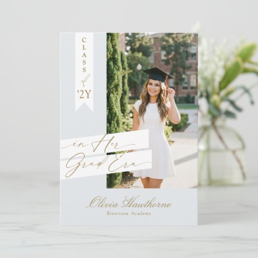 In Her Grad Era Elegant Photo Graduation Party Kaart (Staand voorkant)
