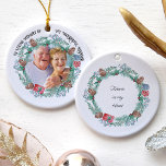in het belang van het geheugen van de fotovoltaïsc keramisch ornament<br><div class="desc">In het Van het Geheugen kerstversiering die u met uw eigen foto en formulering kunt personaliseren. Het ontwerp is voorzien van een handgeschreven stijl typografie en een dennenkegel, compleet met wintergroen, geschenk, rozen en heilig. De sjabloon is ingesteld om je afbeelding aan de voorkant toe te voegen en je kunt...</div>
