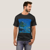 In het Blauw T-shirt (Voorkant volledig)