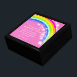 In het geheugen roze keepaardbox van de regenboogb cadeaudoosje<br><div class="desc">Sentimentale herinneringsdoos voor een speciaal meisje dat te snel wordt meegenomen door miskraam, doodgeboorte, neonatale dood of verlies van baby. Personaliseer je eigen baby's naam en geboortedatum. Het zoete gedicht leest: Onze lieve kleine baby Angela van een hete geboorte, je was gewoon te mooi om op aarde te zijn. Ideaal...</div>