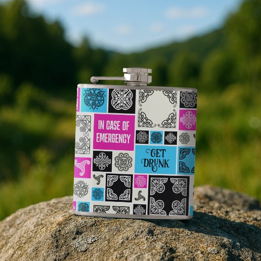 In het Hoesje van Noodsituatie Get Drink Funny Bla Heupfles