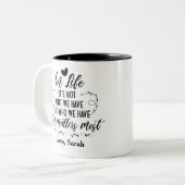 In het leven is het niet wat we hebben, maar wie w tweekleurige koffiemok (Voorkant links)