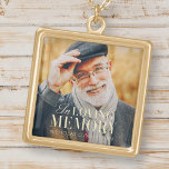 In het liefhebben van geheugen Modern Elegant Phot Goud Vergulden Ketting<br><div class="desc">Dit eenvoudige en moderne ontwerp bestaat uit serif en cursieve typografie en voegt een douanefoto toe.</div>