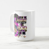 In het midden koningin zwart melanine vrouw bruine koffiemok (Voorkant links)