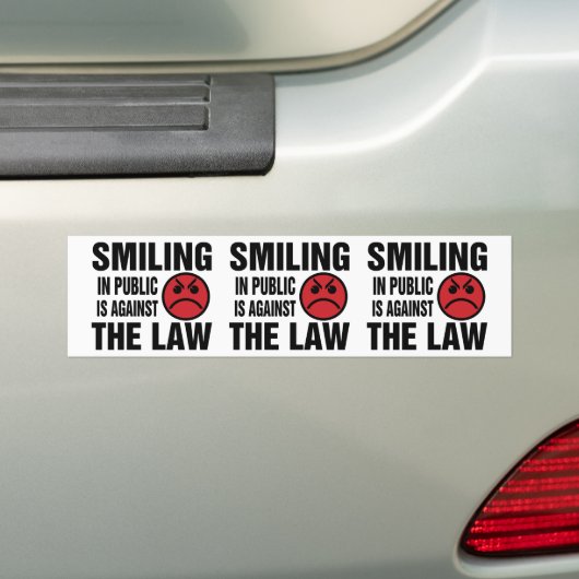 In het openbaar glimlachen is tegen de wet bumpersticker (Op auto)