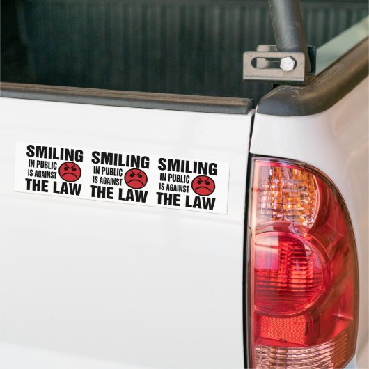In het openbaar glimlachen is tegen de wet bumpersticker (Op Truck)