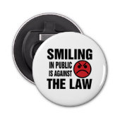 In het openbaar glimlachen is tegen de wet button flesopener (Voorkant)