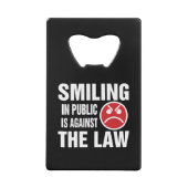 In het openbaar glimlachen is tegen de wet creditkaart flessenopener (Achterkant)