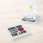 In het openbaar glimlachen is tegen de wet glazen onderzetter (Schuin)