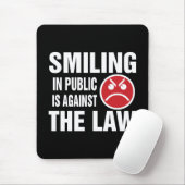 In het openbaar glimlachen is tegen de wet muismat (Met muis)