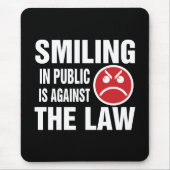 In het openbaar glimlachen is tegen de wet muismat (Voorkant)