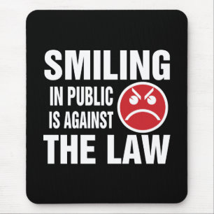 In het openbaar glimlachen is tegen de wet muismat