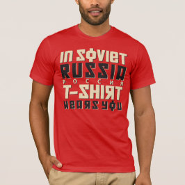 In het Russische T-shirt draagt u