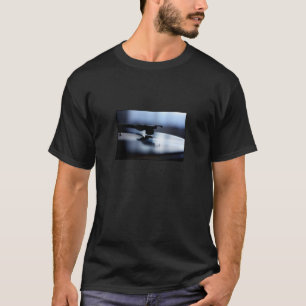 In het T-shirt met draaischijf van de grove