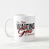 In het wachten werkt God Christelijk Koffiemok (Links)