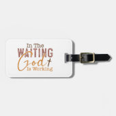 In het wachten werkt God Christelijk Quote Bagagelabel (Voorkant horizontaal)