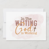 In het wachten werkt God Christelijk Quote Kaart (Voorkant)