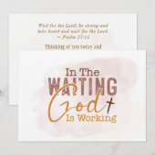 In het wachten werkt God Christelijk Quote Kaart (Voorkant / Achterkant)