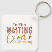 In het wachten werkt God Christelijk Quote Sleutelhanger (Achterkant)