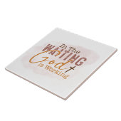 In het wachten werkt God Christelijk Quote Tegeltje (Zijkant)