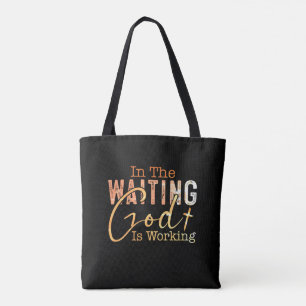 In het wachten werkt God Christelijk Quote Tote Bag